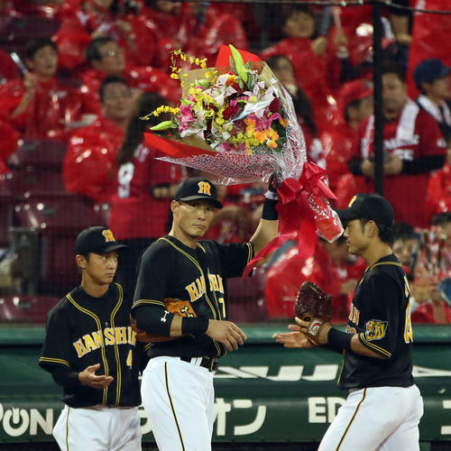 2018年9月21日　1500安打を放った糸井嘉男は花束を受け取り声援に応える（撮影・栗木一考）