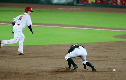 広島対阪神　7回裏広島2死一、二塁、植田は松山の打球を後逸する遊撃手植田。走者は丸（撮影・加藤哉）