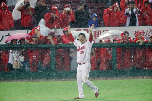 広島対阪神　ヒーローインタビューを終え土砂降りの中ファンにあいさつへ向かう新井（撮影・加藤哉）