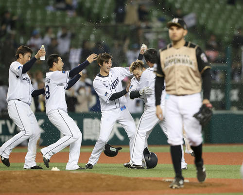 西武対日本ハム 9回裏西武無死満塁、森友哉はサヨナラ二塁打を放ち、チームメートに祝福される(2018年4月18日)