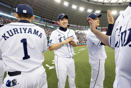 西武対楽天 5勝目の菊池雄星は栗山巧からウイニングボールを受け取り笑顔を見せる(2018年4月28日)