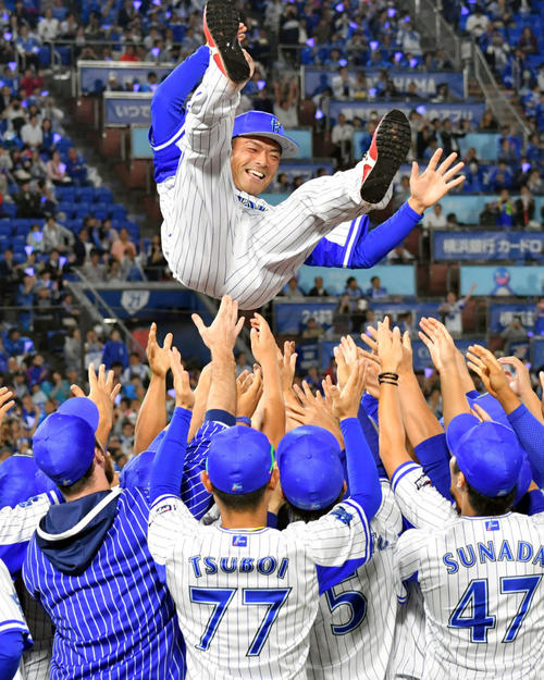 DeNA対中日　ナインに胴上げされるDeNA加賀（撮影・滝沢徹郎）