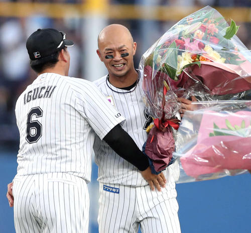 ロッテ対西武　8回裏ロッテ無死、史上52人目となる2000安打を達成し、井口監督（左）から祝福される福浦（撮影・狩俣裕三）
