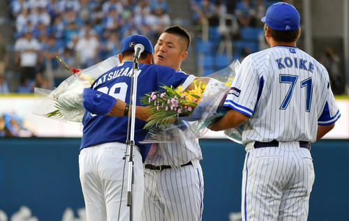 DeNA対中日　引退セレモニーで中日松坂（左）から花束を受け取り抱き合うDeNAG後藤（中央）。右は小池コーチ（撮影・滝沢徹郎）