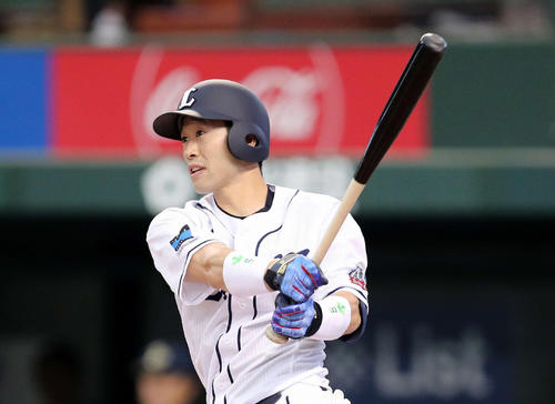 西武対オリックス 7回裏西武無死二、三塁、外崎修汰は左前適時打を放つ(2018年4月8日)