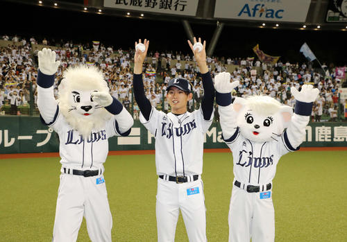 西武対ヤクルト 西武今井達也、プロ初勝利をしバンザイをする(2018年6月13日)