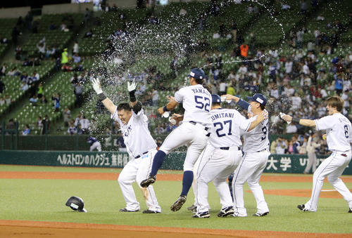 西武対中日 10回裏西武1死一、二塁、山川穂高はサヨナラ二塁打を放ち水をかけられる(2018年年6月15日)
