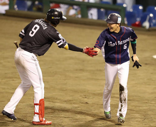 オールスター第2戦全パ対全セ 5回表全パ無死二塁、西武源田壮亮は生還し、ソフトバンク柳田とタッチを交わす(2018年7月14日)