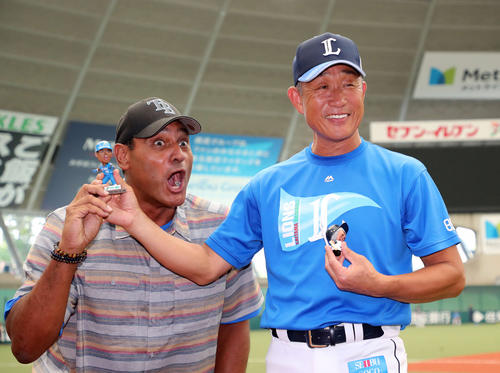 オレステス・デストラーデ氏と西武辻監督(2018年8月5日)