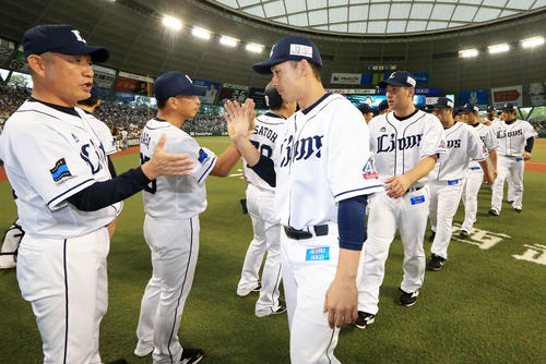 西武対ソフトバンク 試合後、西武辻監督と勝利のタッチをかわす栗山(2018年9月17日)