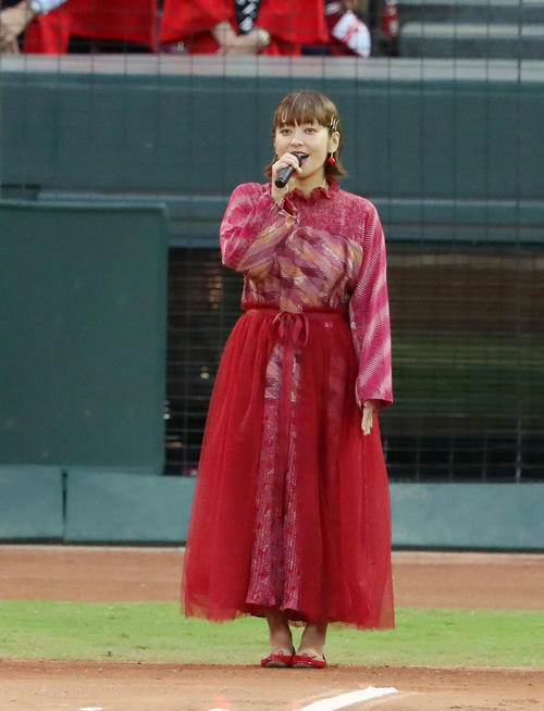 君が代斉唱するシンガーソングライターの近藤夏子（撮影・加藤哉）