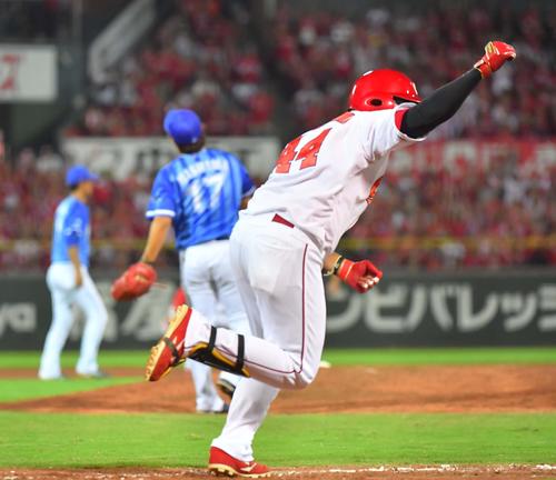 サヨナラ適時打を放ちガッツポーズする松山竜平（撮影・上田博志）