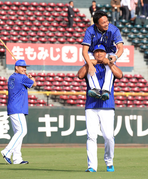 試合前の練習中、DeNA渡辺広報を肩車するロペス。左は筒香(撮影・江口和貴)