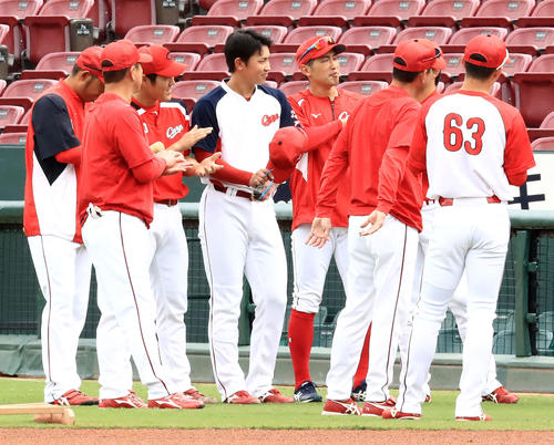 練習開始前、広島ナインにあいさつする安部(左から5人目)(撮影・江口和貴)