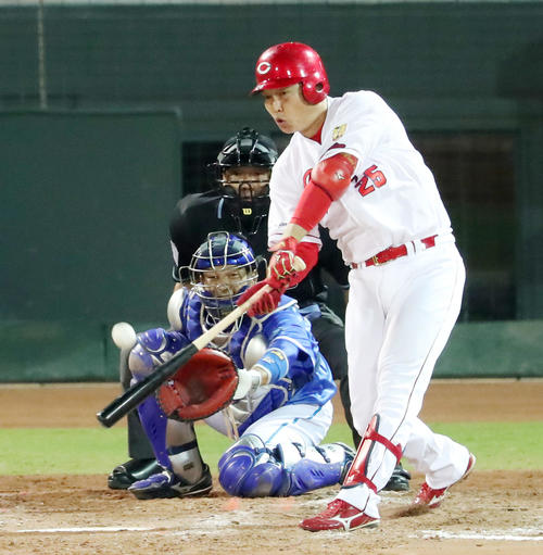 5回裏広島1死三塁、代打新井は中飛を放ち犠飛とする(撮影・加藤哉)