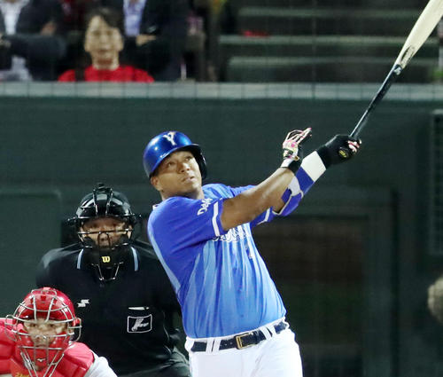 広島対DeNA 8回表DeNA1死一塁、ロペスは左越え2点本塁打を放つ(撮影・加藤哉)