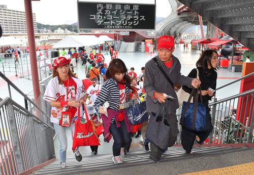 開門と同時に席の確保に走る広島ファン(撮影・上田博志)