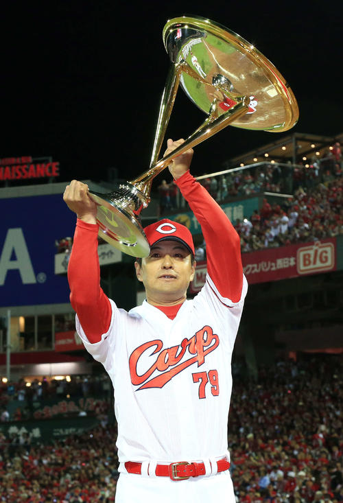 セ・リーグ3連覇を飾った広島緒方監督は優勝トロフィーを掲げる(撮影・江口和貴)