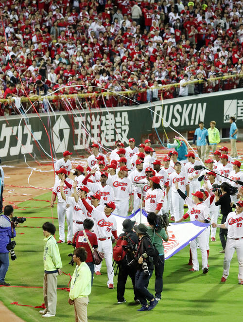 広島対ヤクルト 地元優勝を決め場内1周する広島ナイン(撮影・加藤哉)