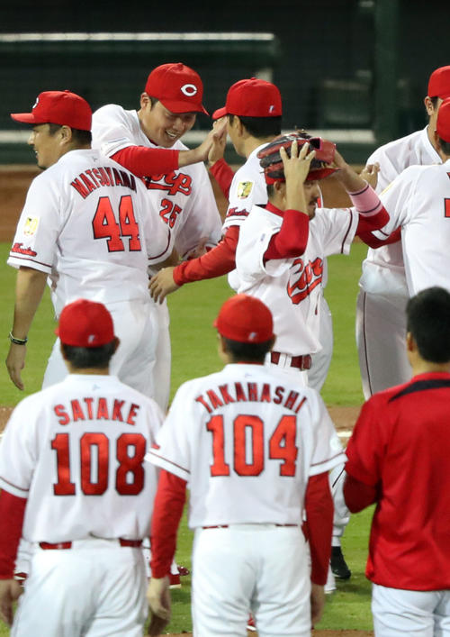 広島対ヤクルト リーグ3連覇を達成し、緒方監督(後方右)とタッチで喜ぶ新井(撮影・狩俣裕三)