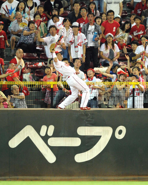 横浜戦の8回、ハーパーの大飛球をフェンスによじ登り好捕する広島天谷（2010年8月22日撮影）