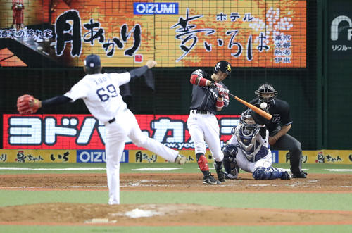 西武対ソフトバンク　5回表ソフトバンク2死二塁、明石は左前適時打を放つ（撮影・林敏行）