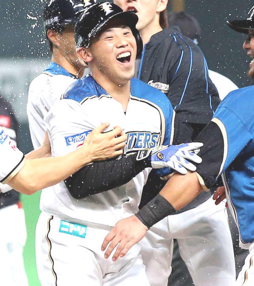 16年7月、ソフトバンク戦でサヨナラの押し出し死球をうけた矢野（中央）はナインに祝福される