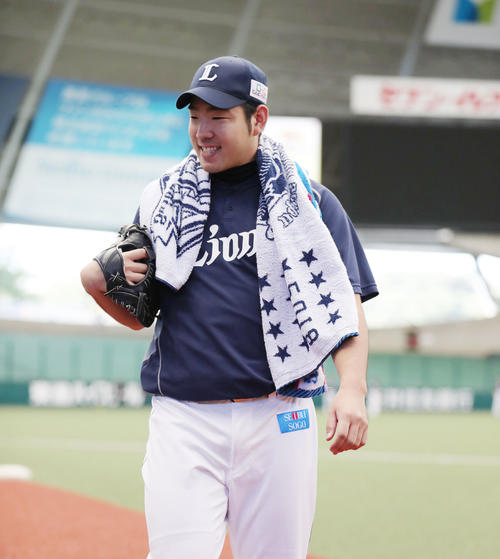 西武対ソフトバンク 練習を終え、ベンチへ引き揚げる西武菊池(撮影・林敏行)