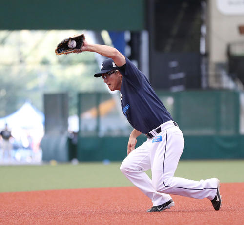 西武対ソフトバンク ライナー性のノックを捕球する西武松井(撮影・林敏行)