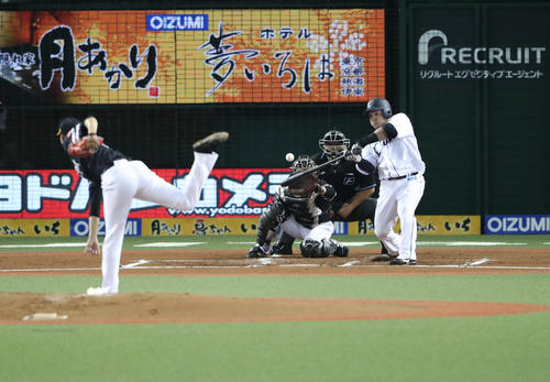 西武対ソフトバンク 1回裏西武1死一、二塁、山川は先制の左越え3点本塁打を放つ(撮影・林敏行)