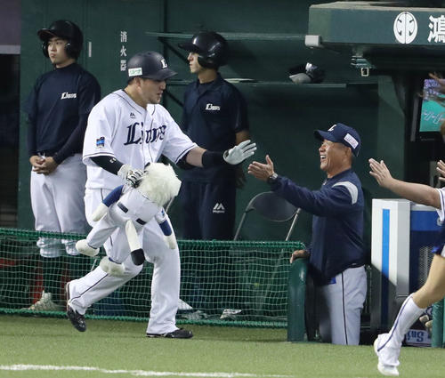西武対ソフトバンク 1回裏西武1死一、二塁、先制の左越え3点本塁打を決めた山川を出迎える辻監督(撮影・林敏行)