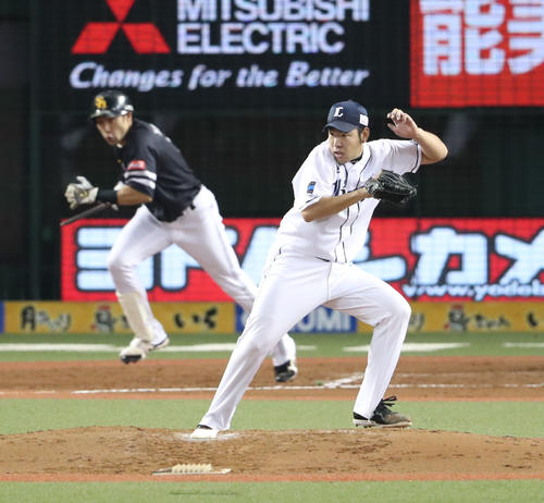 西武対ソフトバンク 3回表ソフトバンク2死三塁、柳田のバットをへし折るも適時内野安打を許す菊池(撮影・林敏行)