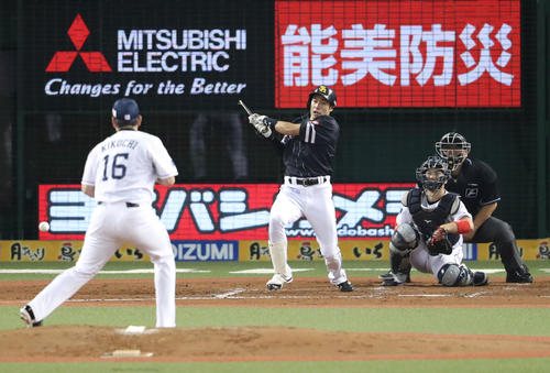 西武対ソフトバンク 3回表ソフトバンク2死三塁、柳田はバットをへし折られながらも、適時内野安打を放つ(撮影・林敏行)