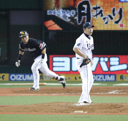 西武対ソフトバンク 3回表ソフトバンク2死二、三塁、中村晃に同点の左前適時打を許す菊池(撮影・林敏行)