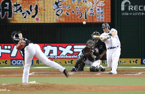 西武対ソフトバンク 6回裏西武2死一塁、中村は勝ち越しの中越え2点本塁打を放つ(撮影・林敏行)