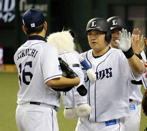 西武対ソフトバンク 6回裏西武2死一塁、2点本塁打を放った中村(右)は菊池に迎えられる(撮影・河野匠)
