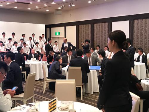 巨人の代表としてeドラフト会議に参加する巨人杉内俊哉とBCリーグ栃木の村田修一