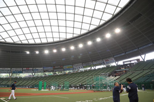 西武対ソフトバンク　停電から復旧し、照明がともったメットライフドーム（撮影・林敏行）