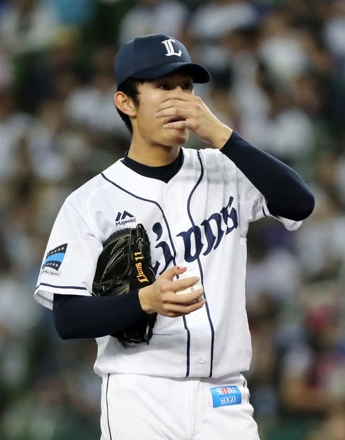 西武対ソフトバンク　右手親指から流血する西武今井（撮影・鈴木正人）