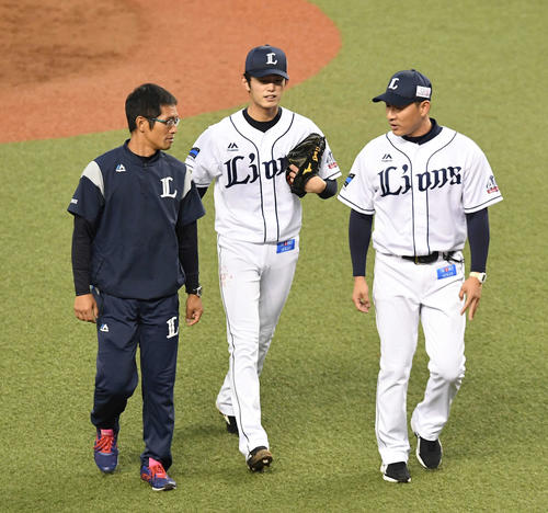 西武対ソフトバンク　3回表ソフトバンク2死一塁、中村晃に中前打を許した後、治療のため一度ベンチへ下がる今井（中央）（撮影・鈴木みどり）