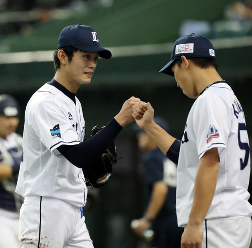 3回表ソフトバンクの攻撃を抑え熊代（右）とグータッチする西武今井（撮影・鈴木正人）