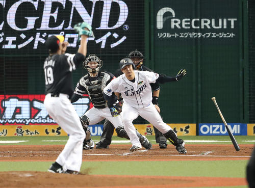 西武対ソフトバンク　3回裏西武1死二、三塁、浅村は先制の遊ゴロを放つ（撮影・林敏行）