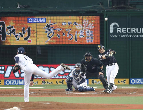 西武対ソフトバンク　4回表ソフトバンク2死二塁、松田宣は逆転の左越え2点本塁打を放つ（撮影・林敏行）