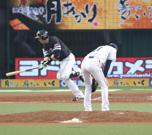 西武対ソフトバンク　4回表ソフトバンク2死二塁、松田宣浩に逆転の左越え2点本塁打を許しうなだれる今井（撮影・林敏行）