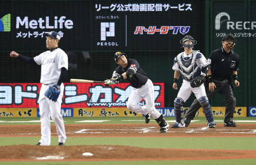 西武対ソフトバンク　7回表ソフトバンク1死、松田宣は左越え本塁打を放つ（撮影・林敏行）