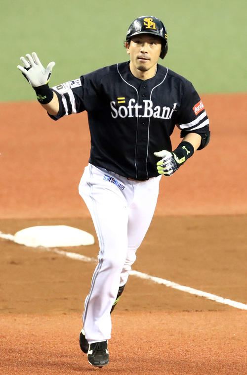 西武対ソフトバンク　7回表ソフトバンク1死、ソロ本塁打を放ちダイヤモンドを1周する松田（撮影・江口和貴）