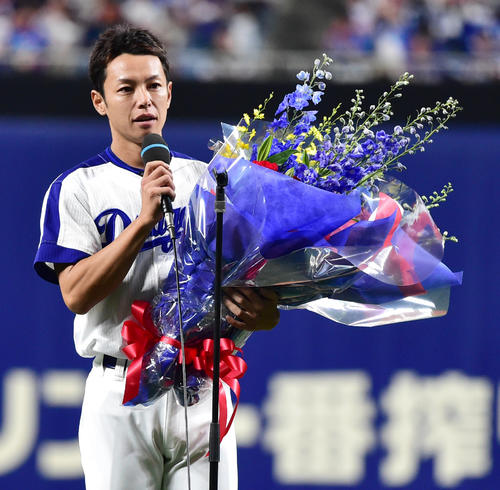 中日対阪神　引退セレモニーであいさつする浅尾（撮影・清水貴仁）
