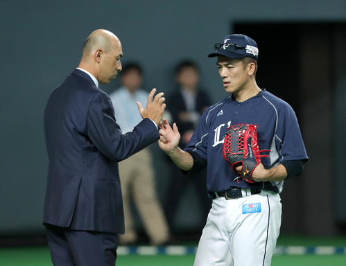 日本ハム対西武 試合前、会話をする西武松井稼頭央と和田氏(左)(撮影・佐藤翔太)