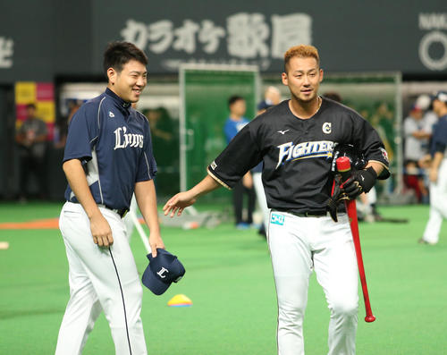 日本ハム対西武 試合前、あいさつを交わす日本ハム中田(右)と西武菊池(撮影・佐藤翔太)