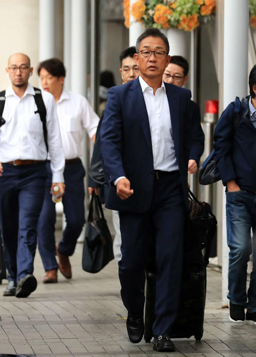 新千歳空港に到着した西武辻監督(撮影・江口和貴)